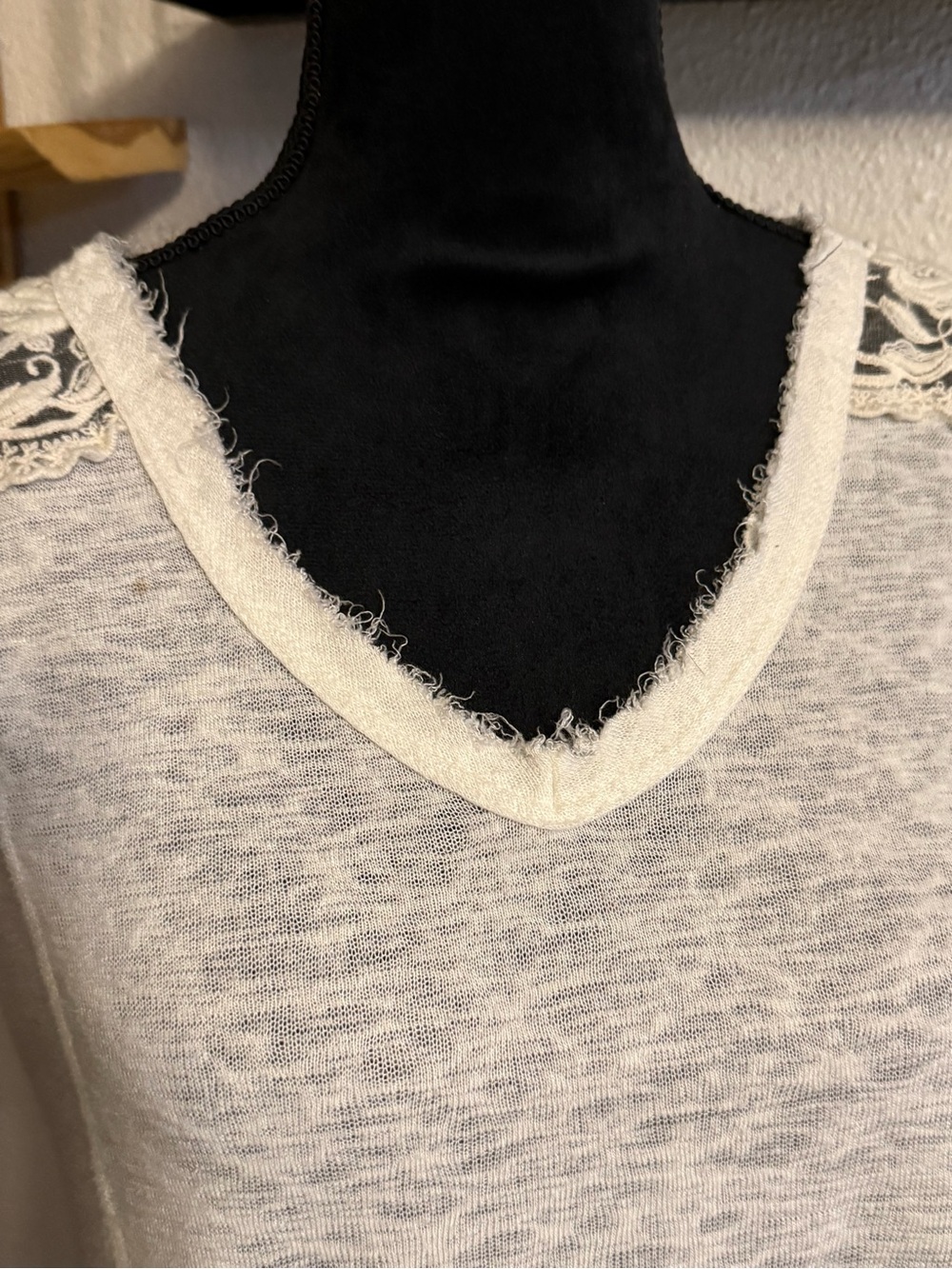 Bobeau Boho Lace Shoulder Slub Knit V-Neck Top White Cream •Size Medium• - Picture 3 of 10